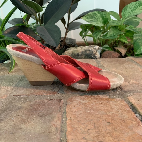 Camper red leather sandals with wood heel. Size 6. - Picture 6 of 6